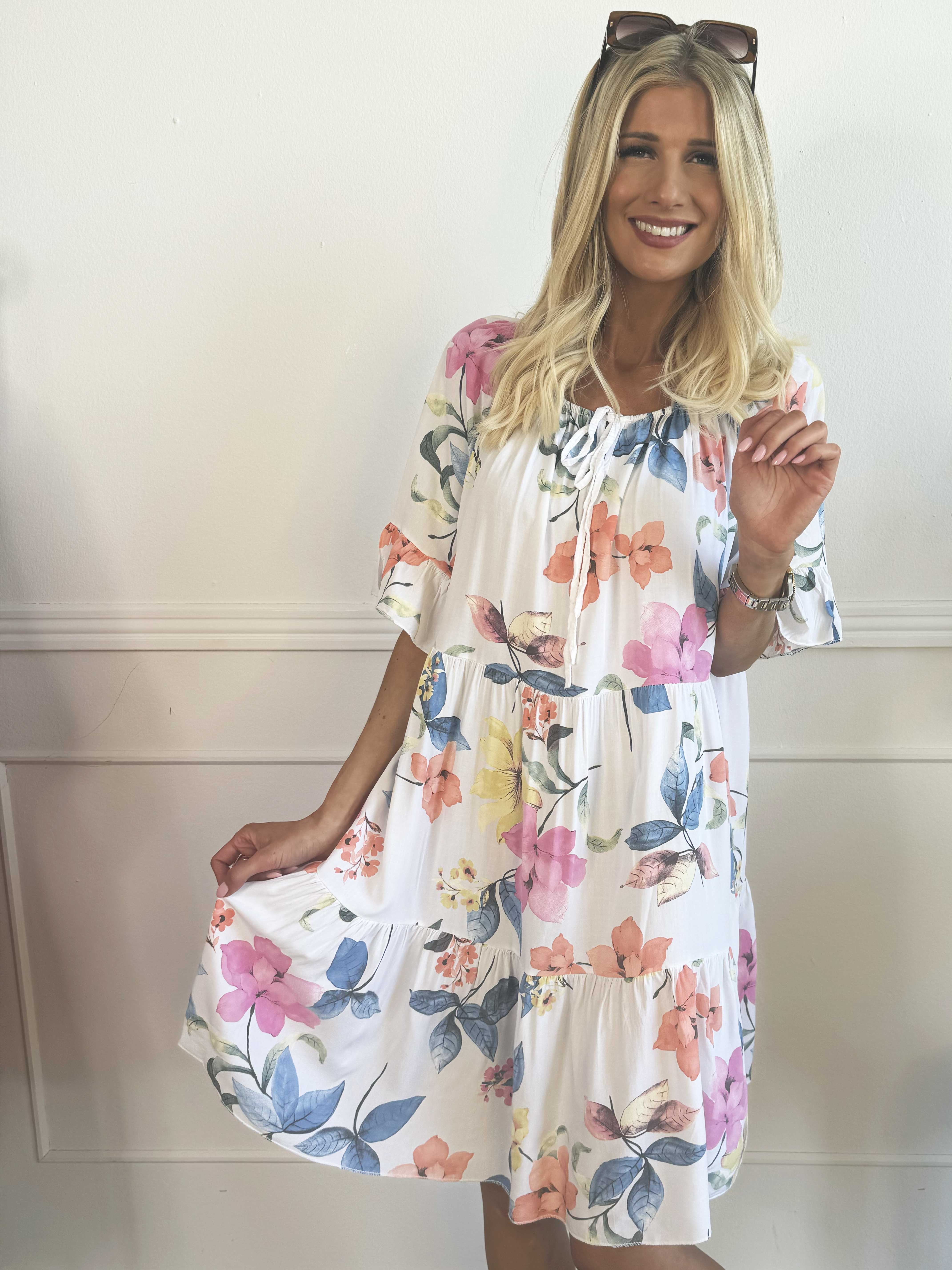 Malibu - Blommig klänning i bomull med elastisk halsringning